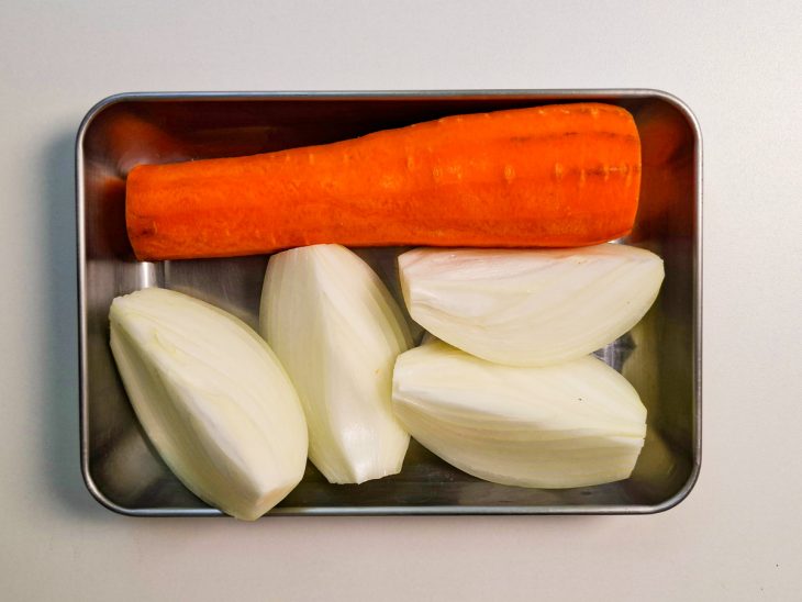 Cenoura e cebolas cortadas.