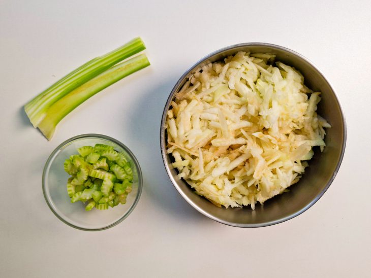 Salsão cortado e descascado.