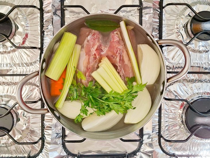 Frango na panela, com os legumes.