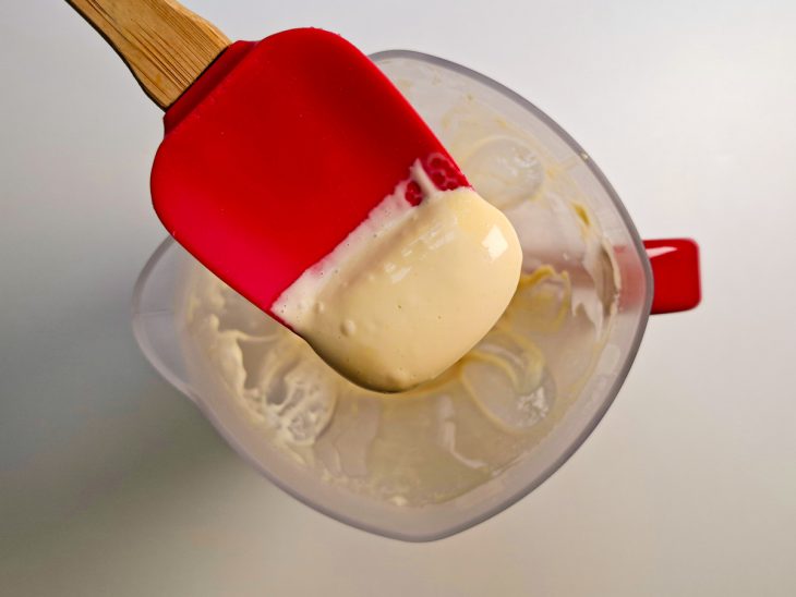 Espátula mostrando o ponto da maionese.