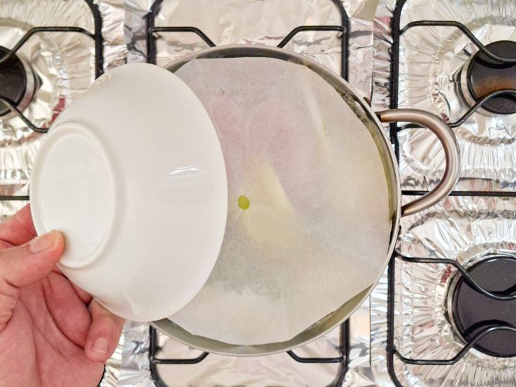 Frango coberto com papel manteiga e pires.