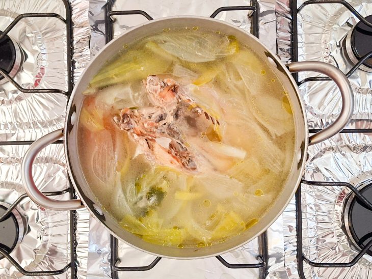 Panela do frango após o tempo de cozimento.