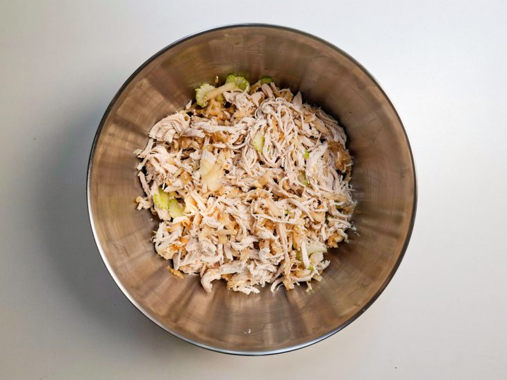 Frango desfiado na tigela.