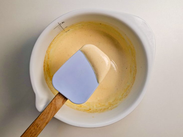 Espátula mostrando o ponto da maionese.