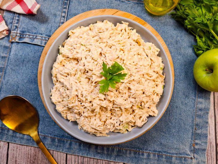 Salpicão pronto, servido em tigela.