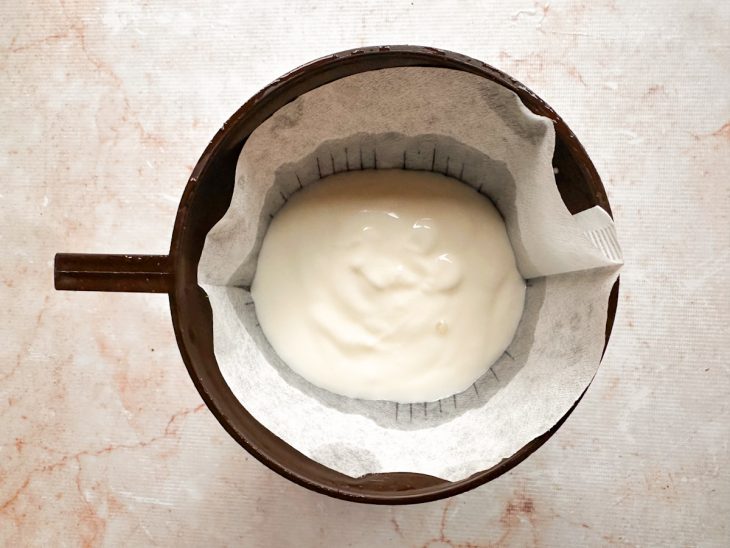 Iogurte no filtro de café.