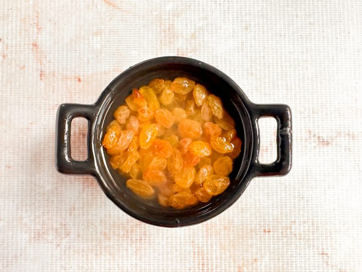 Passas hidratando no limão.