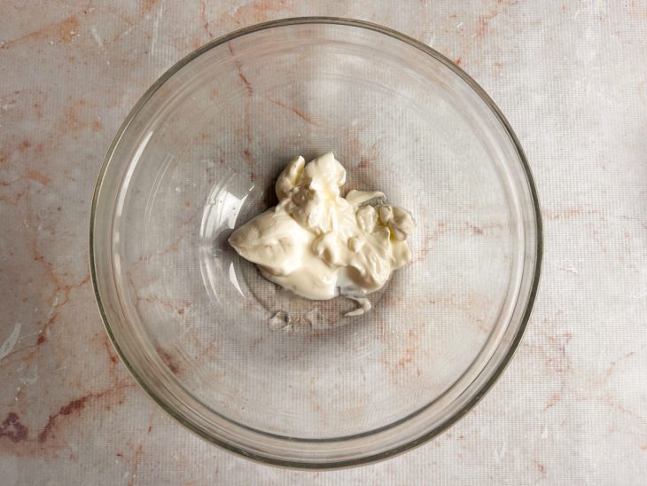 Iogurte coado na tigela.