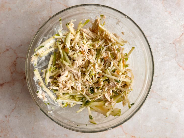 Passas, frango, hortelã e maçã adicionados ao iogurte.