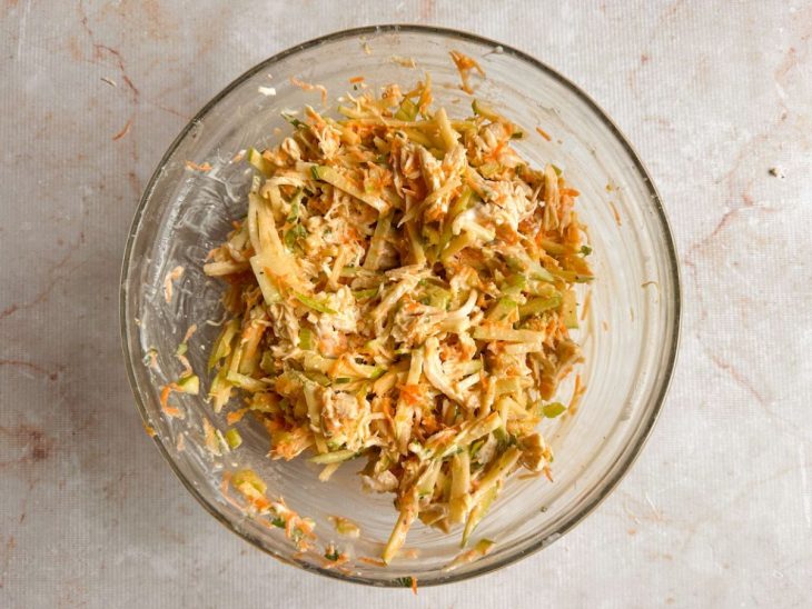 Mostarda, azeite e sal adicionados na tigela.