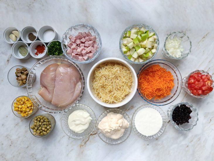 Ingredientes preparados na bancada.