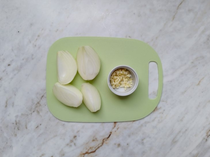 Cebola e alho cortados.