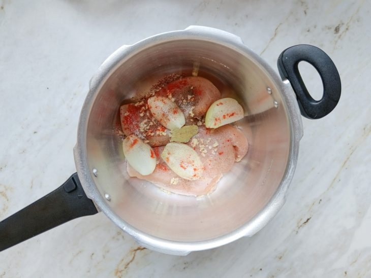 Na panela, o frango e os temperos.