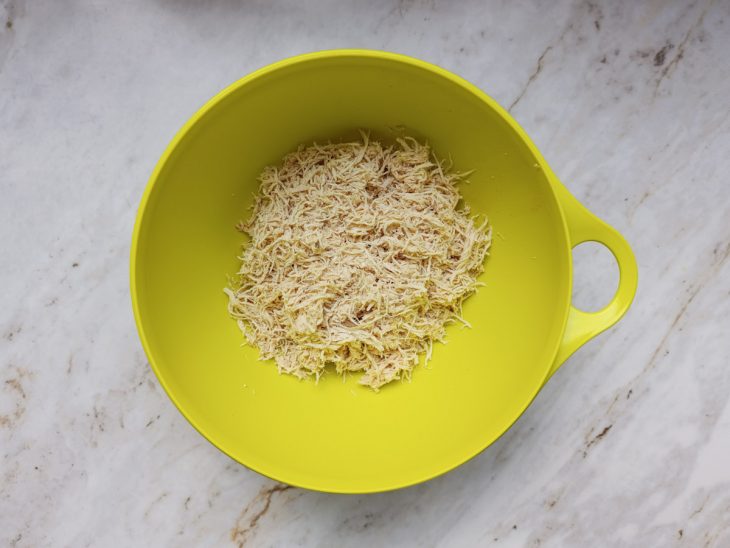 Numa tigela, o frango desfiado.