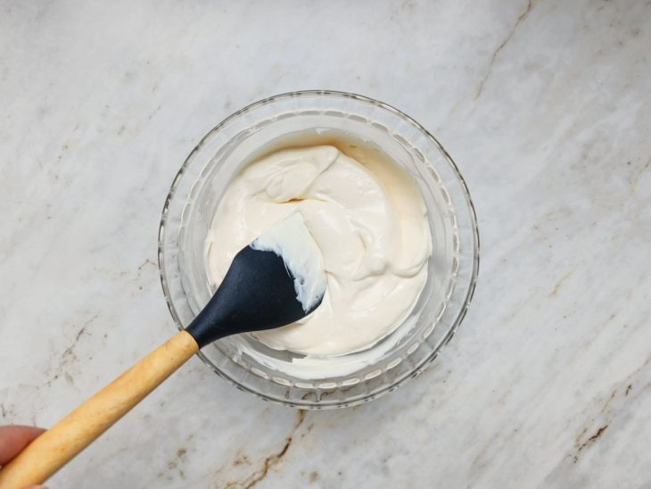 Em outra tigela, a maionese, o creme de leite e o requeijão.