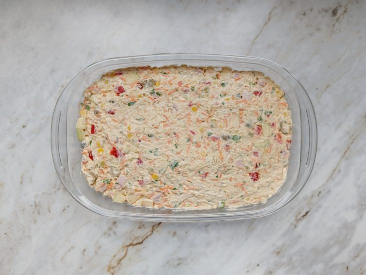 Salpicão transferido para uma travessa.