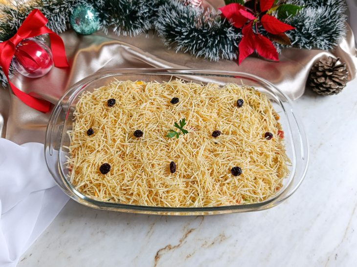 Salpicão pronto, coberto com batata palha.