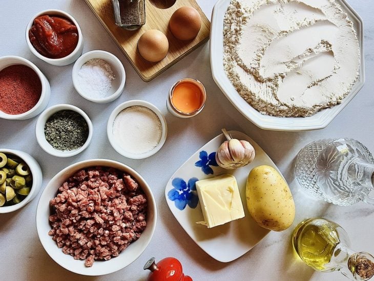 Uma bancada com os ingredientes da receita.