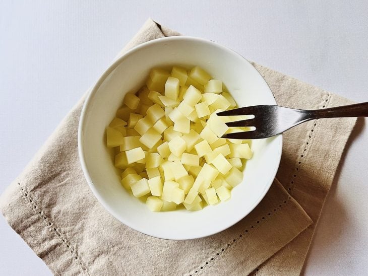 Uma tigela com as batatas ao ponto.