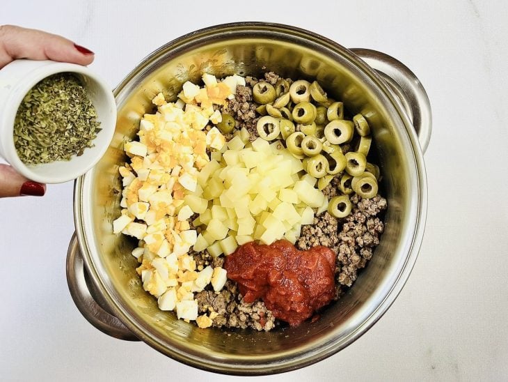 Uma panela com a mistura de todos os ingredientes do recheio.