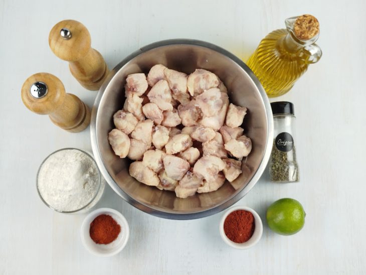 Ingredientes organizados na bancada antes do preparo da sambiquira.