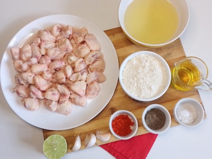 Uma bancada com os ingredientes separados.