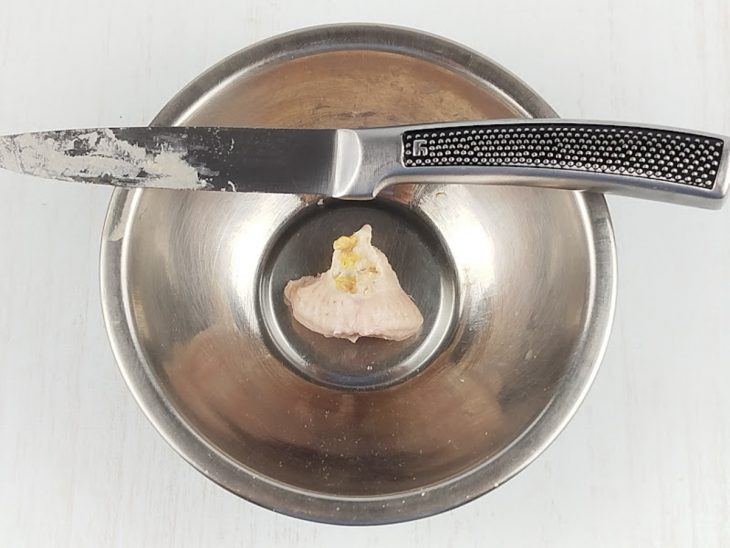 Sambiquiras sendo limpas, com gordura e pele amarela sendo removidas com faca.