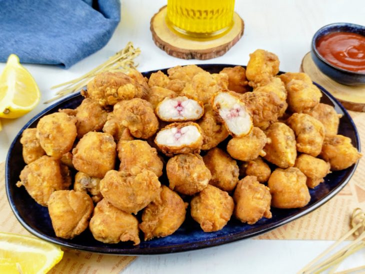 Sambiquira de frango servida na travessa.