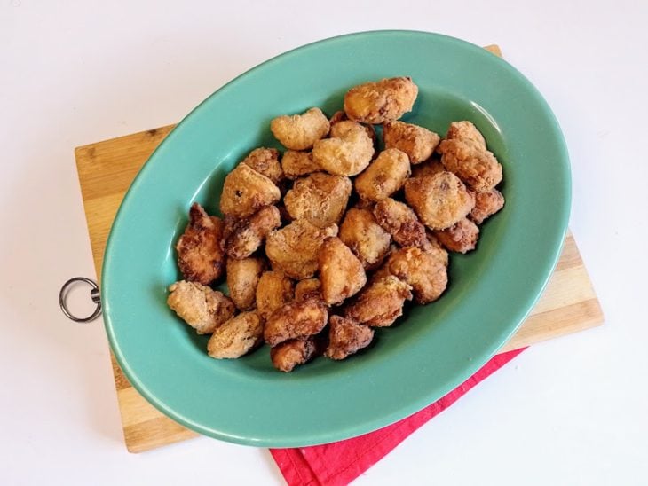 Um recipiente contendo sambiquira de frango.