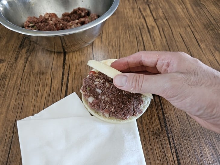 Pão sírio recheado com carne moída temperada.