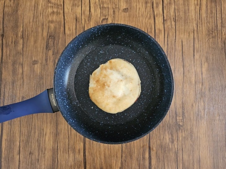 Frigideira com pão sírio recheado.