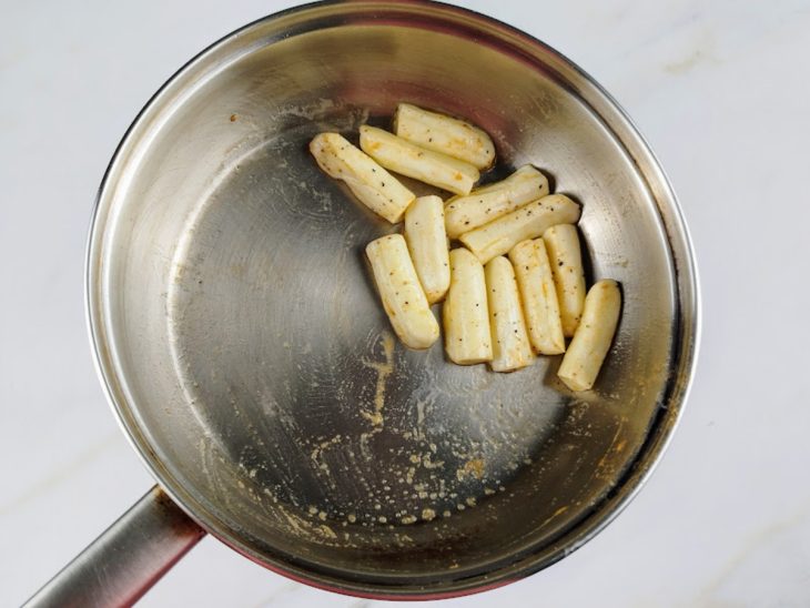 Uma frigideira com os palitos de mussarela de búfala.