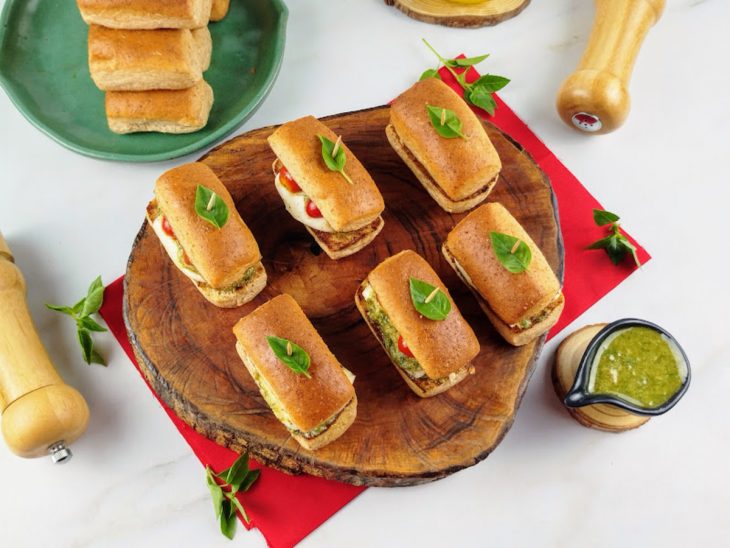 Uma tábua com sanduíches caprese.