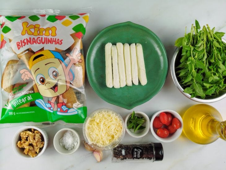 Uma bancada com os ingredientes.