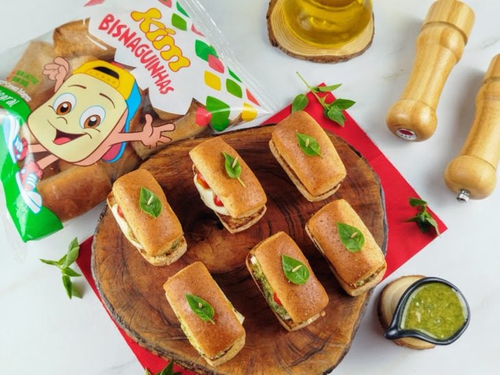Uma tábua com sanduíches caprese.