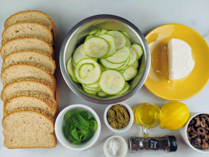 Uma bancada com os ingredientes.