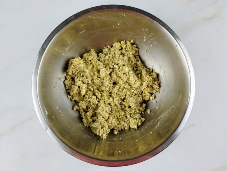 Uma tigela com ricota e pesto de manjericão.
