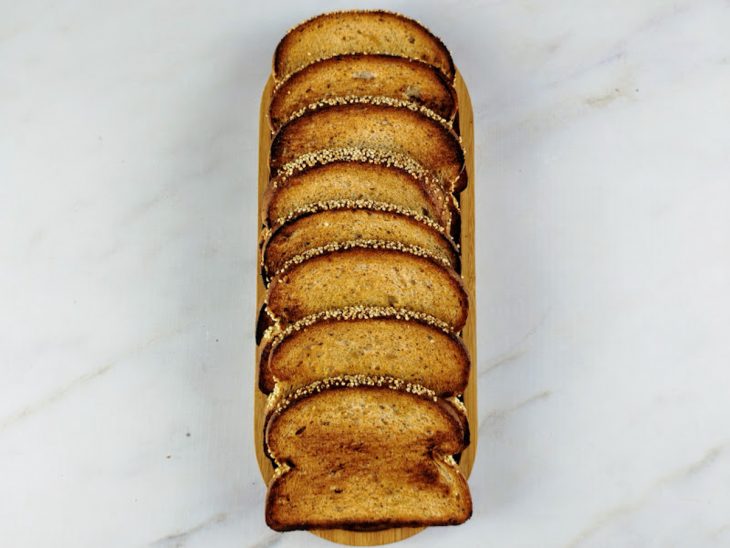Pães sobre a bancada após dourarem.