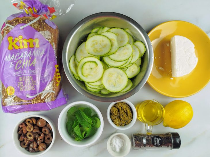 Uma bancada com os ingredientes.