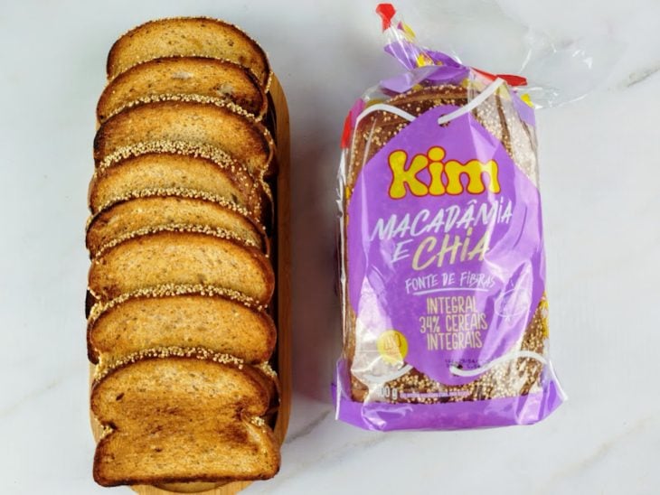 Pães sobre a bancada após dourarem.
