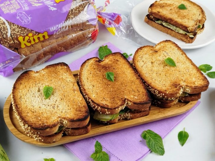Uma tábua com sanduíches de abobrinha.