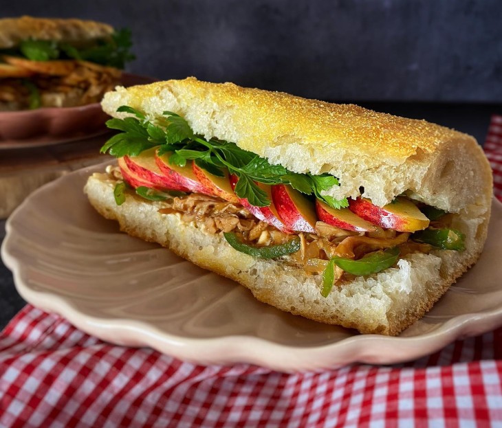 Sanduíche de frango com tarê e maçã