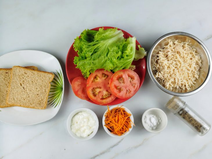 Uma bancada com os ingredientes da receita.