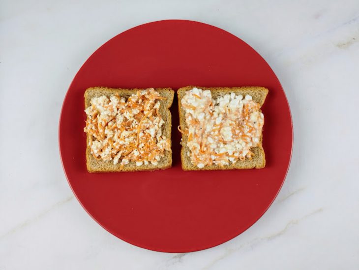 Um prato com as fatias de pão e a pasta do recheio.