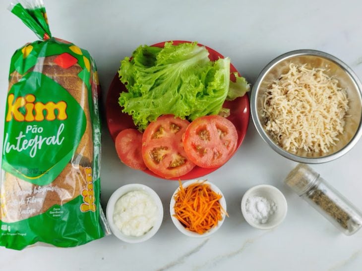 Uma bancada com os ingredientes da receita.