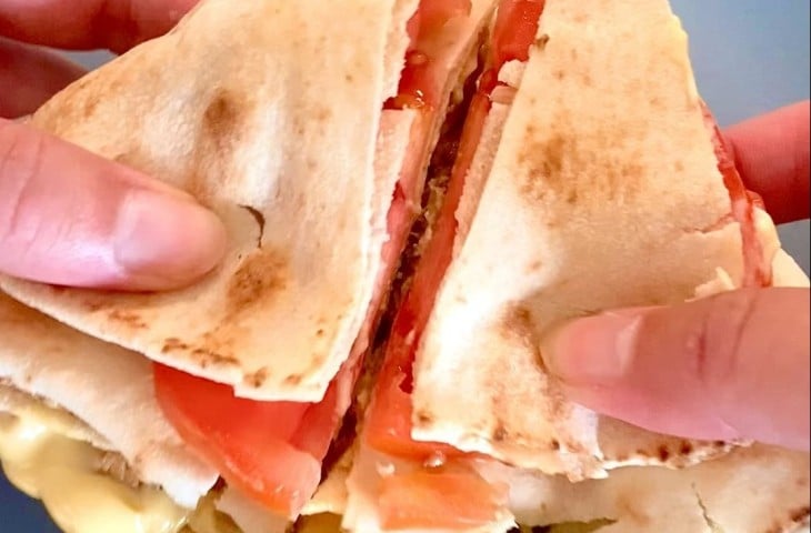 Sanduíche de frango no pão árabe