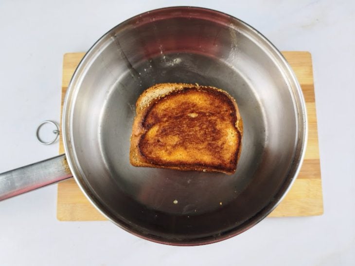 Frigideira com o sanduíche após dourar.