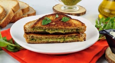 Sanduíche de frigideira com molho pesto e parmesão