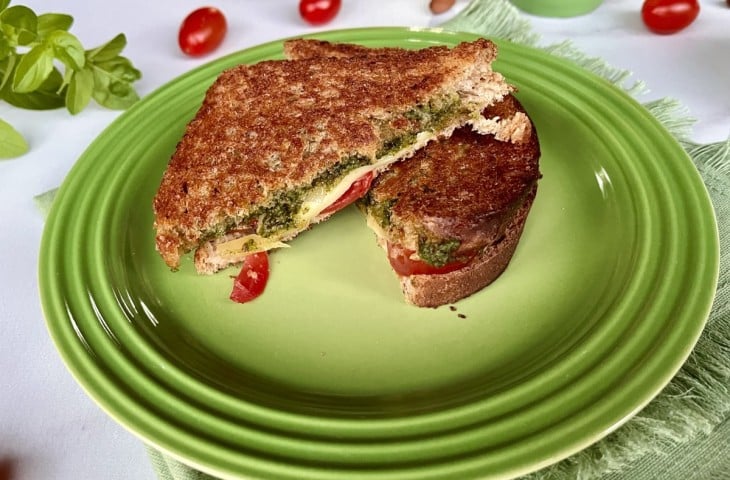 Sanduíche de frigideira com molho pesto e parmesão