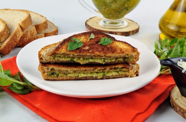 Sanduíche de frigideira com molho pesto e parmesão